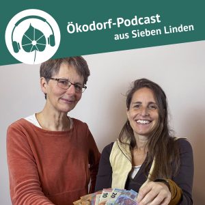 Eva Stützel und Simone stehen nebeneinander und halten Geldscheine in die Kamera, denn es geht in dem Podcast um die Ökodorf-Ökonomie
