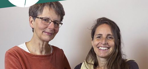 Eva Stützel und Simone stehen nebeneinander und halten Geldscheine in die Kamera, denn es geht in dem Podcast um die Ökodorf-Ökonomie