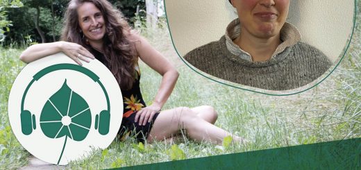 Podcast Cover mit Simone und dem Logo es Podcast. Daneben ein Kreis mit einem Bild von Bettina Keller darin, die über Stohballen-Lehmbau im Podcast berichtet.