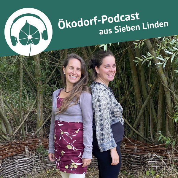 Podcastcover mit Simone und Karina unter der Weidenkuppel im Ökodorf Sieben Linden