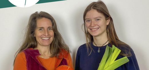 Vegan essen mit Mia. Simone und Mia halten einen Kürbis und Lauch in den Händen.