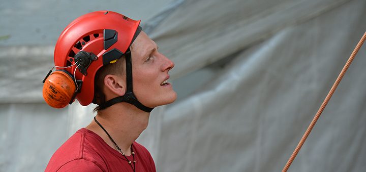 Portrait von Carl aus dem mdr Beitrag. Er trägt einen Helm und Kletterausrüstung.