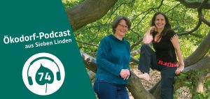 Titelbild des Podcast Folge 74: Eva und Simone sitzen und stehen vor einem Baum in der Natur