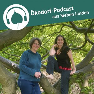 Eva Stützel und Simone stehen vor einem Baum in der Natur
