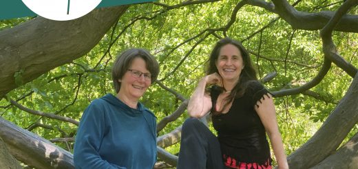 Eva Stützel und Simone stehen vor einem Baum in der Natur