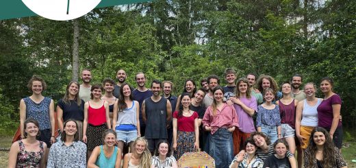 Gruppenfoto mit 30 jungen Menschen und einem Schild in der Mitte auf dem steht: Utopial. Gemeinsam Bewegen