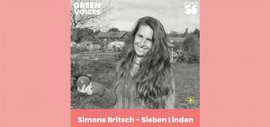 Podcast Cover: Schwarz-weißbilb von Simone. Si erhält einen Apfel in der Hand. Im Hintergrund sieht man das Ökodorf Sieben Linden