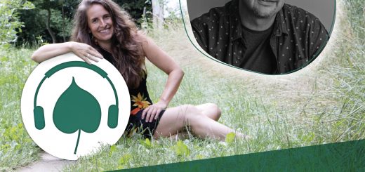 Podcastcover-Foto. Man sieht Simone, ein Bild von Uwe Buermann in einem Kreis und das Podcastlogo.