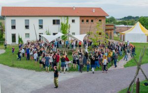 Menschenkreis auf dem Dorfplatz beim Sommercamp Sieben Linden 2023