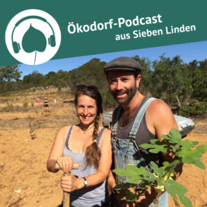 Podcastcover von der Podcastfolge zur Wasserretention. Simone und ein Mann stehen in einer trockenen Landschaft und halten eine Schaufel und einen kleinen Baum in der Hand.