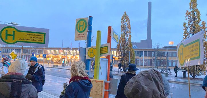 vw steht für verkehrswende: Neue Schilder für Bahnsteig 13 in Wolfsburg