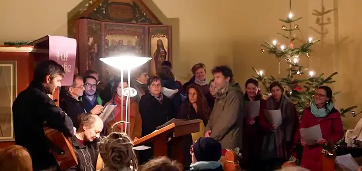 Chor aus Sieben Linden in der Kirche in Poppau beim Weihnachtskonzert