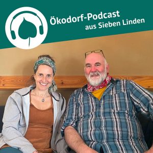 Harald und Simone sitzen nebeneinander auf dem Sofa und schauen freundlich in die Kamera