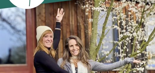 Podcastcover: Sophie und Simone stehen vor einem blühenden Baum und strecken die Arme aus