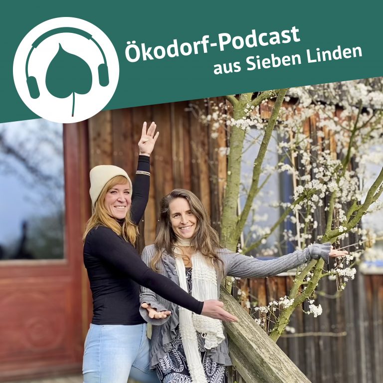 Podcastcover: Sophie und Simone stehen vor einem blühenden Baum und strecken die Arme aus