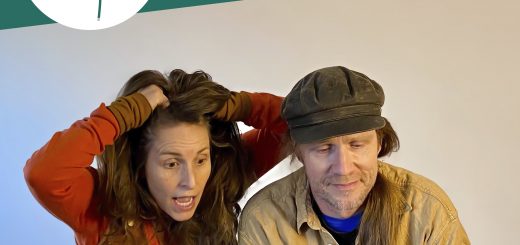 Rainer und Simone sitzen vor einem Laptop. Simone rauft sich die Haare.