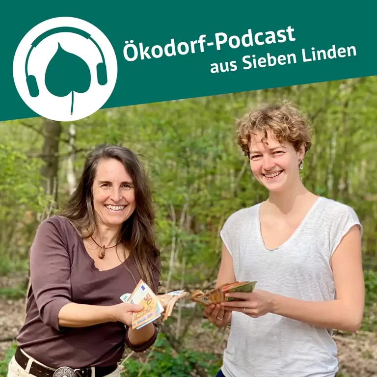 Podcastcover zum Bieteverfahren-Podcast: Greta und Simone stehen in der Natur, schauen freudlich in die Kamera und halten Geldscheine in den Händen, die das solidarische Wirtschaften symbolisieren sollen.