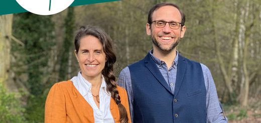 Podcastcover zum Thema Gemeinwohlökonomie: Simone und Roland stehen nebeneinenader und sind formell gekleidet. Sie schauen freundlich in die Kamera.