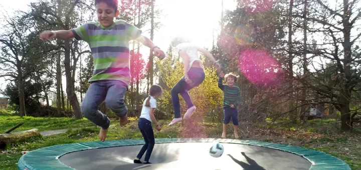 Kinder springen und spielen auf einem Trampolin