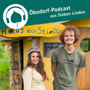 Simone und Jakob sehen vor dem Haus der Stille in Sieben Linden. Hinter ihnen hängt ein gelbes Schild mit der Aufschrift "Haus der Stille"