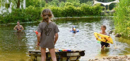 Kinder und Erwachsene Baden im Teich