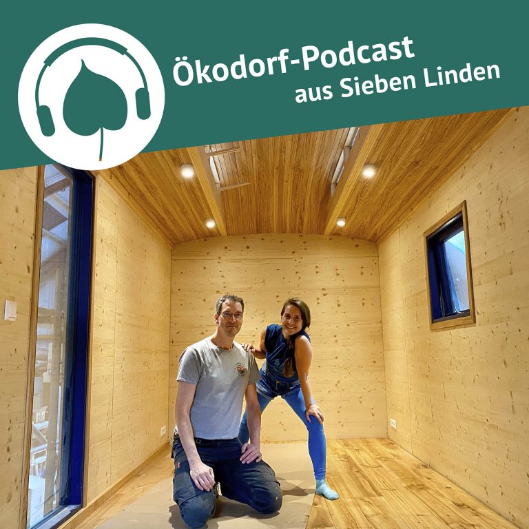 Stefan und Simone stehen und sitzen in einem leeren Bauwagen mit Oberlichtern.