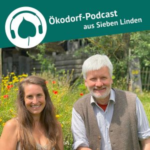 Simone und Dieter stehen vor einer blühenden Wiese und schauen freundlich in die Kamera