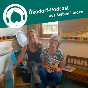 Simone und Annette sitzen vor einer Komposttoilette und annette hält das Buch Holy Shit in der Hand