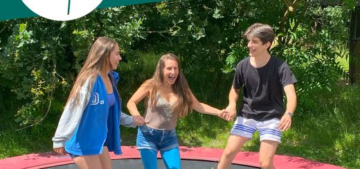 Simone, Mirka und Felix hüpfen aus dem Trampolin und sehen aus als haben sie Spaß