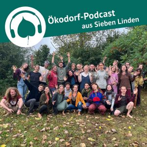 Gruppenfoto vom Festival: 40 junge Menschen stehen in einer Gruppe und winken in die Kamera