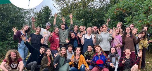 Gruppenfoto vom Festival: 40 junge Menschen stehen in einer Gruppe und winken in die Kamera