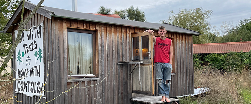 Carl vor seinem Bauwagen