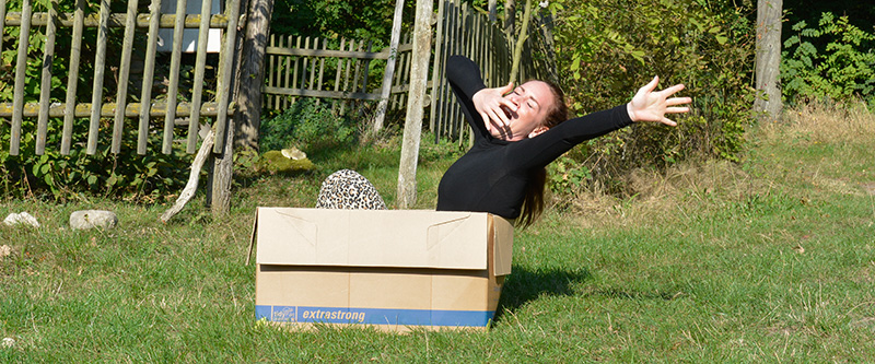 Wohnraumknappheit - Sophie streckt sich im Karton