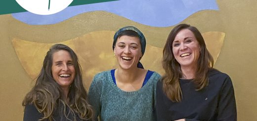 Simone, Sophie und Yasmina stehen nebeneinander und lachen in die Kamera
