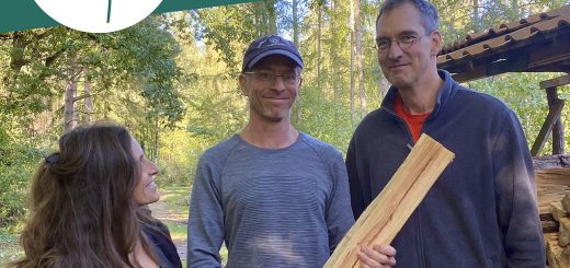 Simone, Micha und Stefean stehen nebeneinander. Micha Hält ein Meterstück Holz in der Hand.
