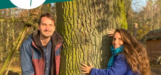 Lino Zeddies und Simone stehen in der Herbstsonne neben einer dicken Eiche