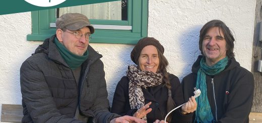 Stefan, Simone und Edi sitzen auf einer Bnk und halten ihre Hände wärmend über einen Toaster, der bei Simone aus dem Schoß steht