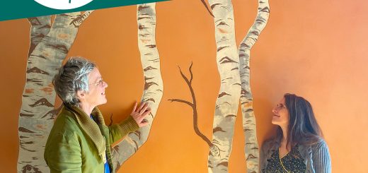Julia und Simone stehen vor einem Wand Sgraffito im Strohtel in Sieben Linden