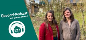 Anja und Simone stehen vor einem blühenden Baum