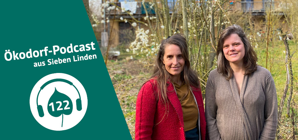 Anja und Simone stehen vor einem blühenden Baum