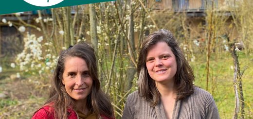 Anja und Simone stehen vor einem blühenden Baum