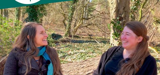 Simone und Julia Kunze sitzen nebeneinander im Wald und lachen sich an