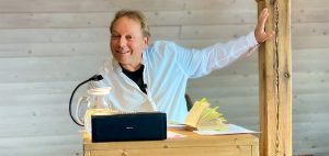 Pablo Miró liest mit lebhaftem Ausdruck