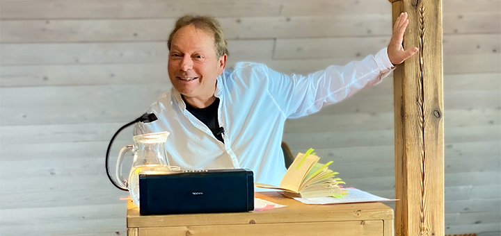 Pablo Miró liest mit lebhaftem Ausdruck