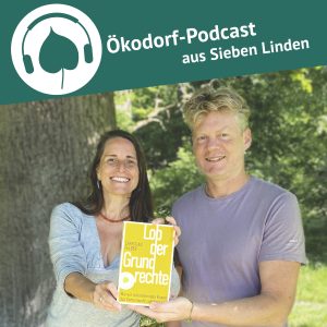 Christian Felber und Simone Britsch stehen in der Natur und halten ei Buch vor sich.