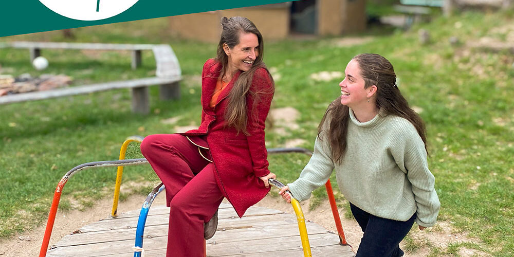 Karina und Simone spielen auf einem Kinderkausell