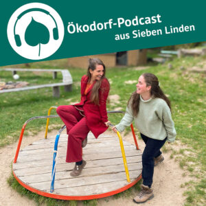 Karina und Simone spielen auf einem Kinderkausell