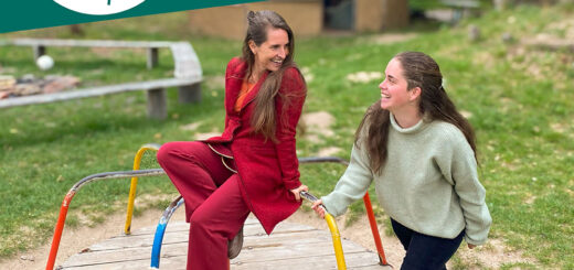 Karina und Simone spielen auf einem Kinderkausell