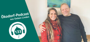 Pablo und Simone stehen Arm in Arm vor einer Wand und schauen freundlich in die Kamera