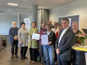 Urkundeübergabe der nun-Zertifizierung mit Reihe v.l.n.r.: Stefan Heinzel (Landeszentrum Wald, nun-Zertifizierungskommission), Uta Neuhäuser (ZÖNU-Zentrum für Ökologie, Natur- und Umweltschutz, nun-Zertifizierungskommission), Susanne Grießbach (Haus am See - Informationszentrum für Umwelt und Naturschutz Schlaitz, nun-Zertifizierungskommission), Christine Gürke (Ministerium für Wissenschaft, Energie, Klimaschutz und Umwelt, nun-Zertifizierungskommission) Bildrechte: Susanne Schönewald